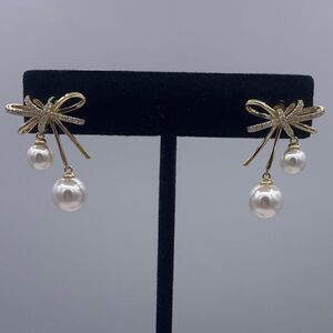 New earrings, no tags, 925  sterling silver, 4 real pearls, drop style, clear cr